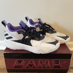 Size 10 Dame certified basketball shoes